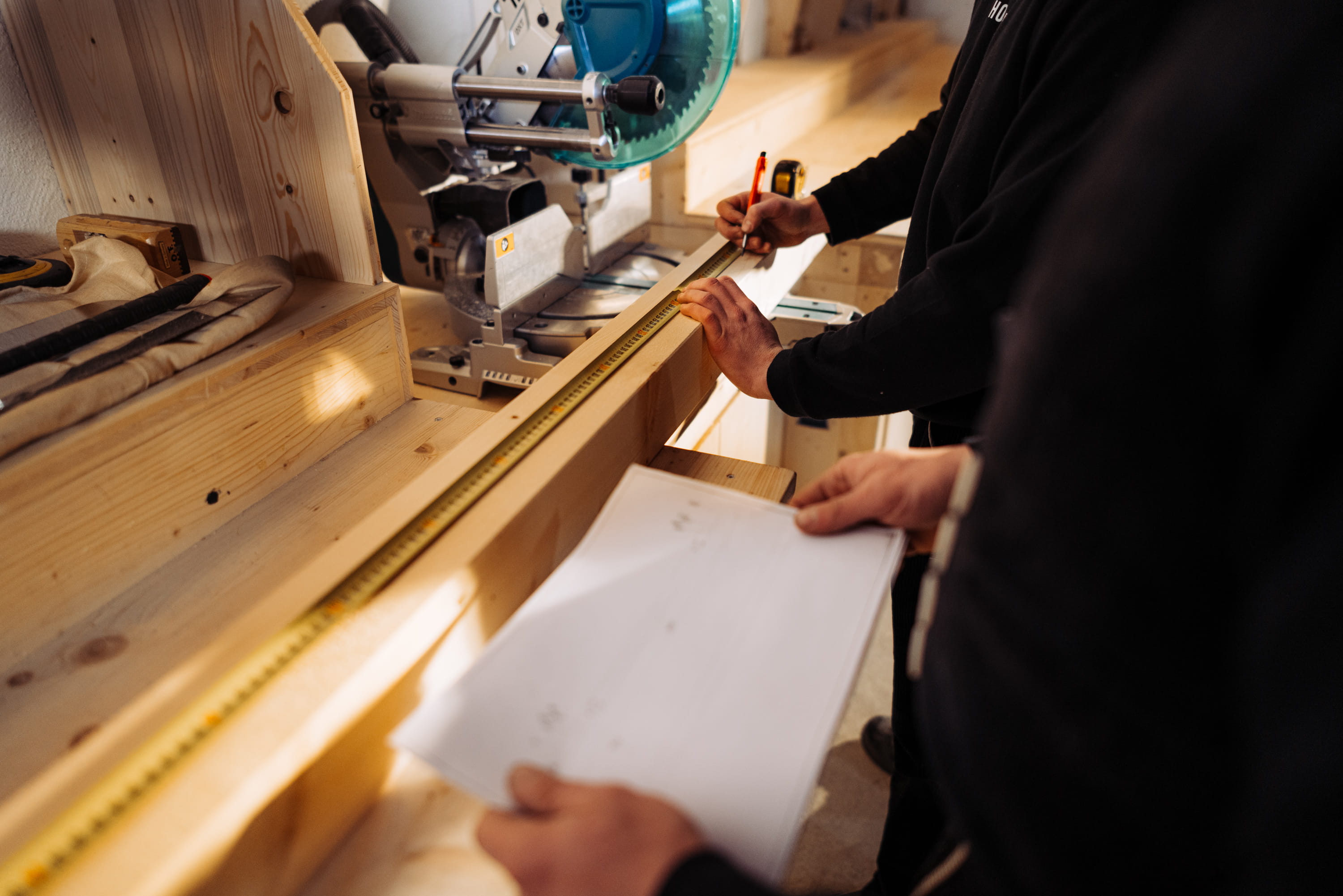 Holzarbeiten in der Zimmerei