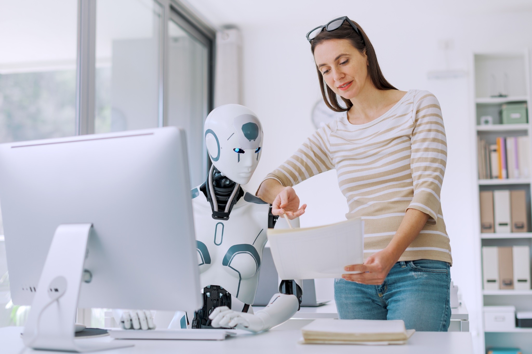 robot og menneske foran pc