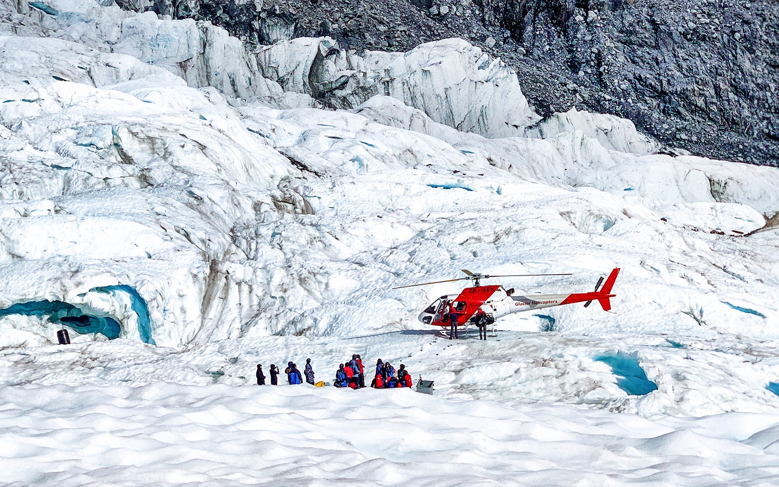 Helicóptero y turistas en el glaciar Fox, Nueva Zelanda.