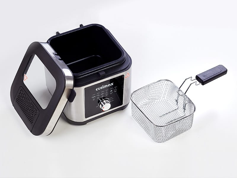 Otwarta frytkownica ze stali nierdzewnej z wyjmowanym koszem na białym tle, packshot produktowy dla ecommerce