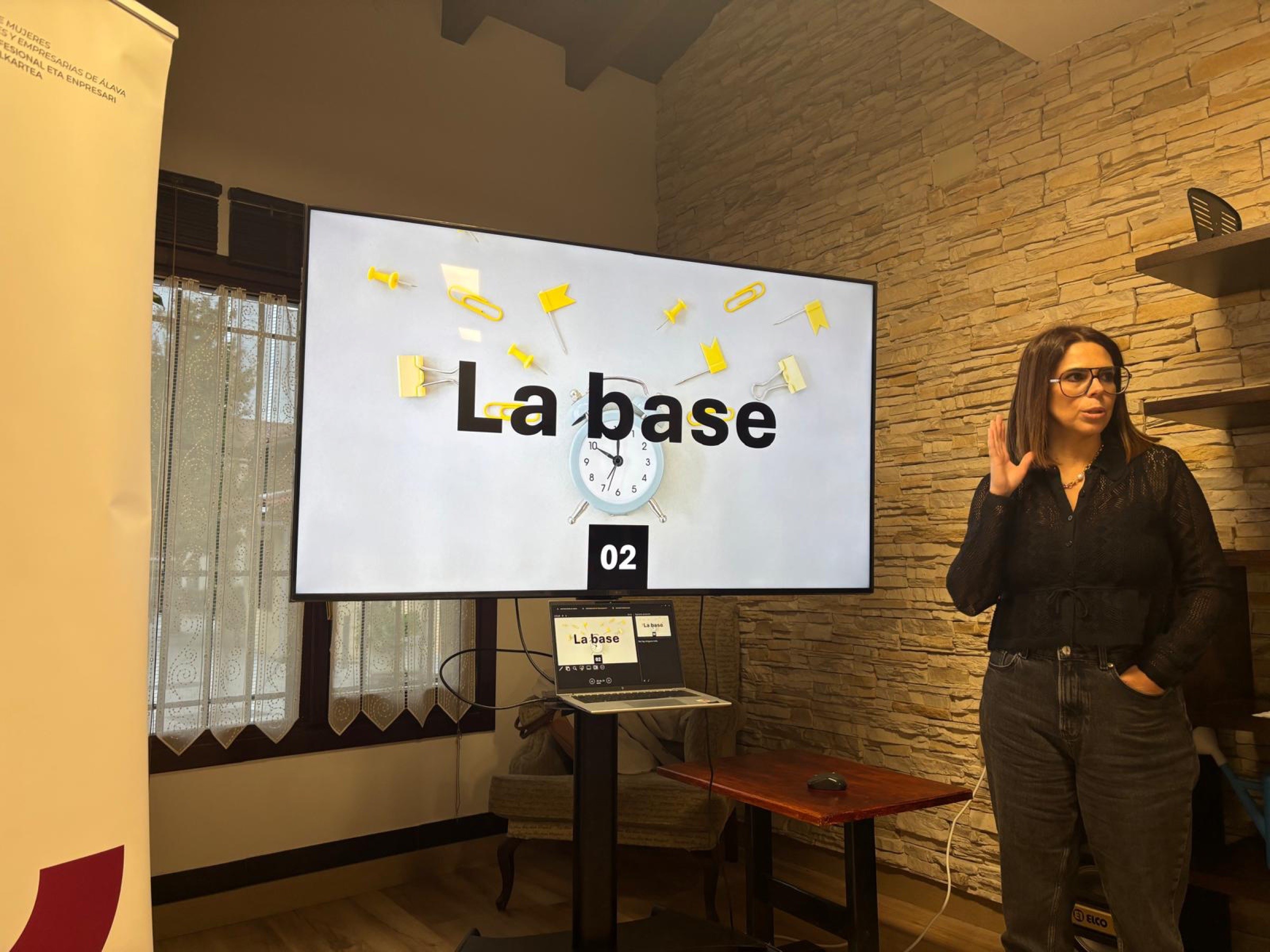 Itziar Paunero presenta el bloque La base de su taller ante las asistentes en el Espacio Erausquyn de Alegría-Dulantzi