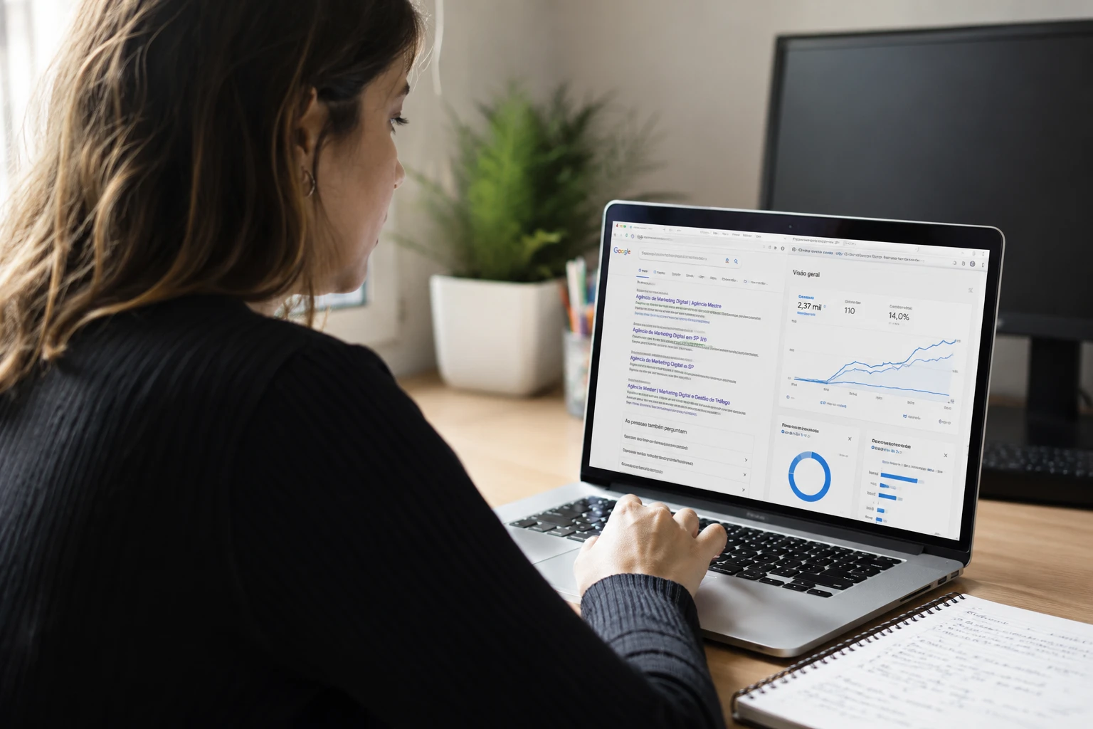 Profissional analisando resultados do Google e painel de métricas para gerar leads B2B em Uberlândia