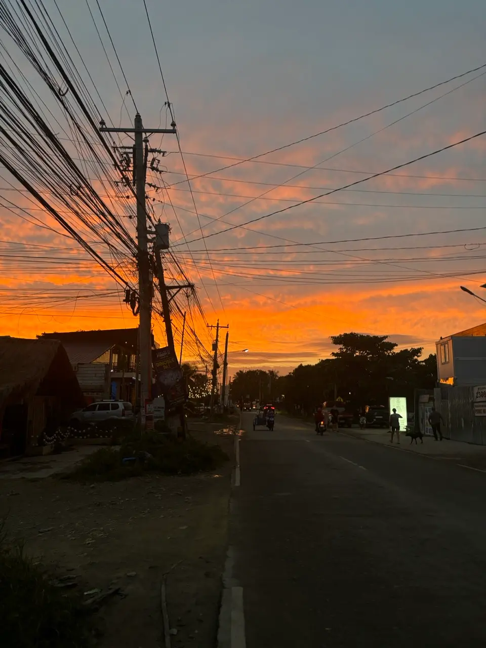 zonsondergang bij straatbeeld in de filipijnen
