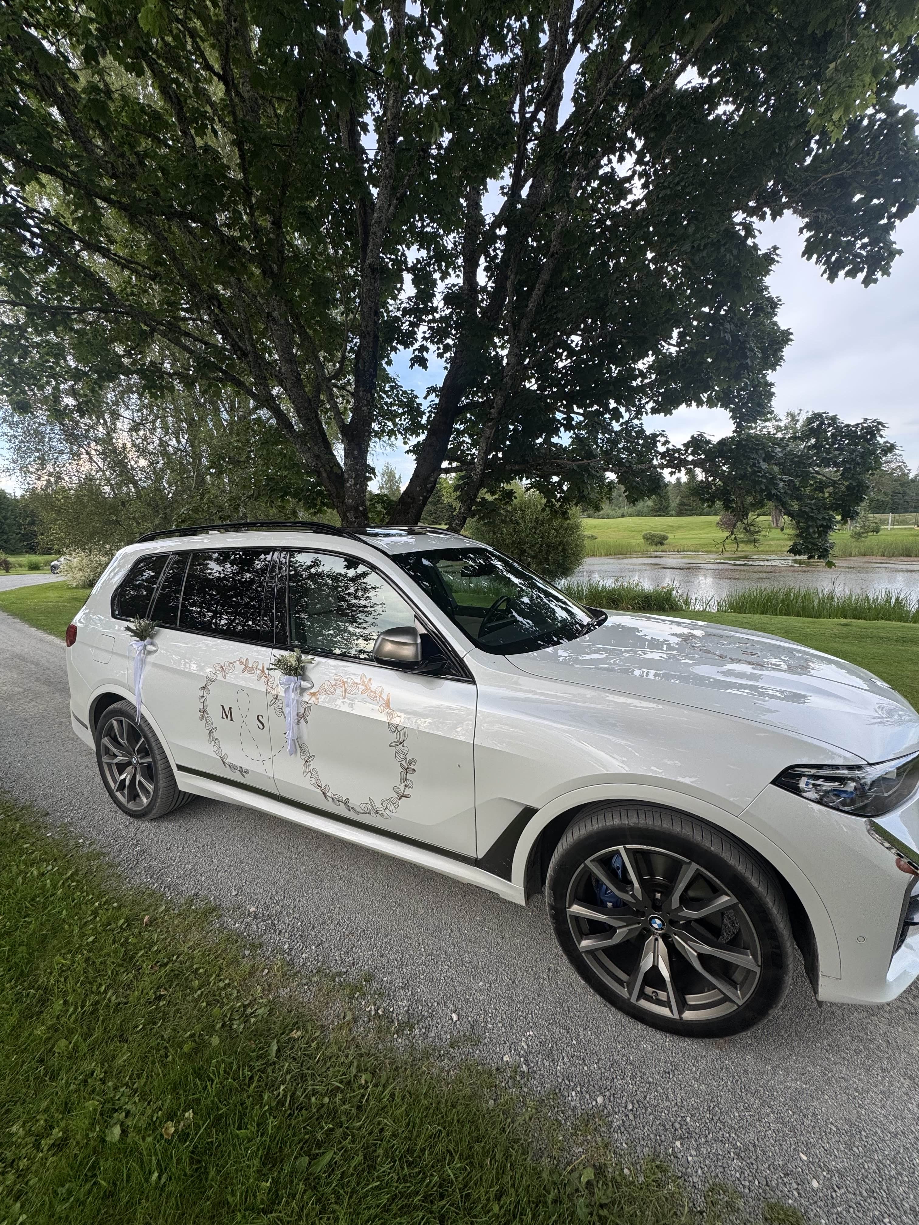 Design of a logo on a car. logo dizains uz mašīnas