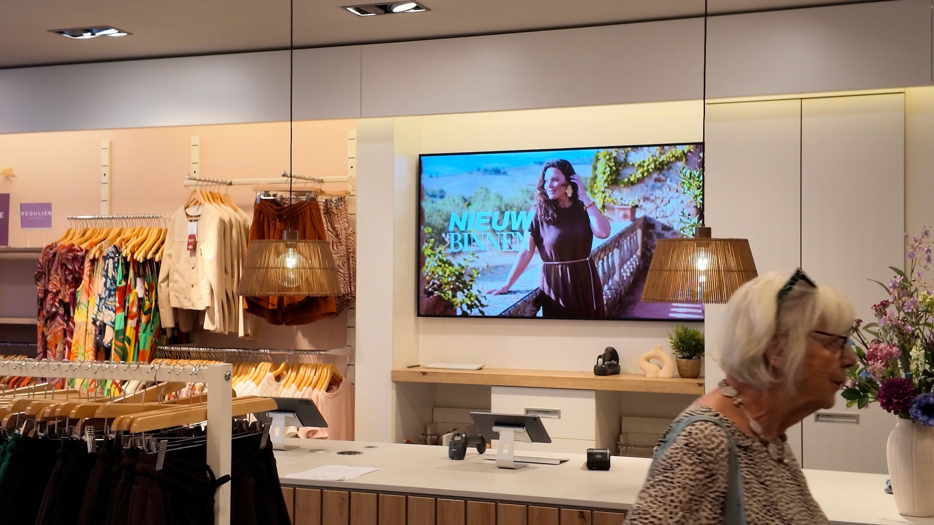 Narrowcasting scherm verwerkt in het interieur van Miss Etam
