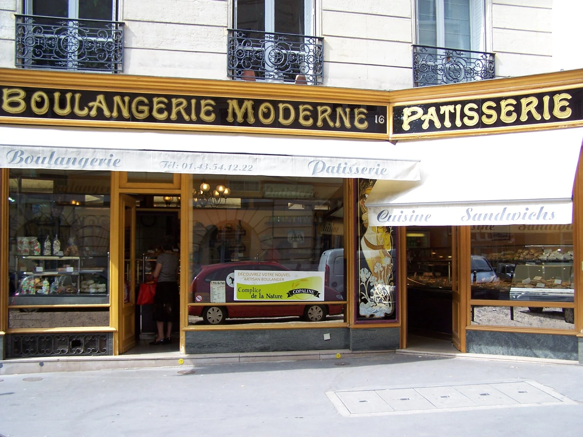 Façade ouverte de La Boulangerie Moderne, au 16 rue des Fossés-Saint-Jacques à Paris.
