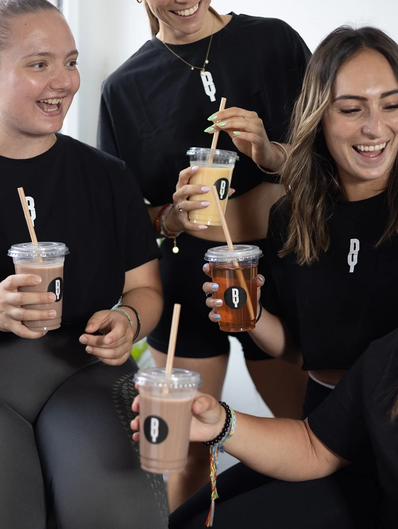 Plusieurs femmes de l’équipe du Wellness Center sourient avec leurs boissons