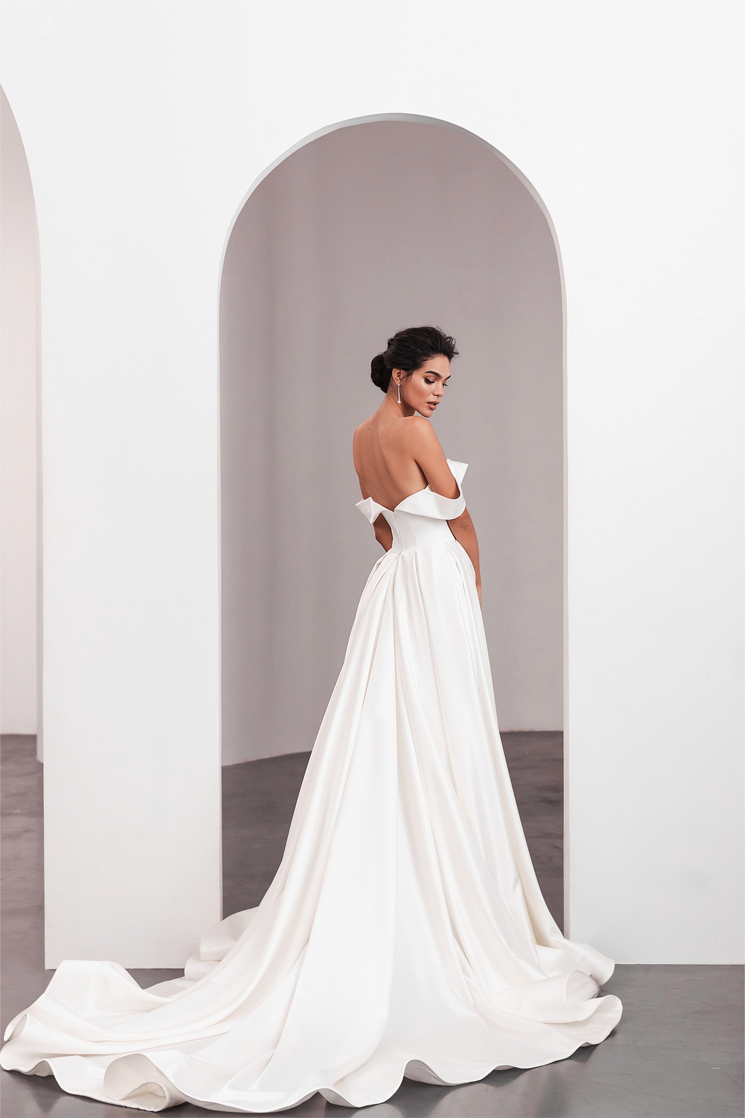 Brautkleid mit Carmen-Ärmel Details