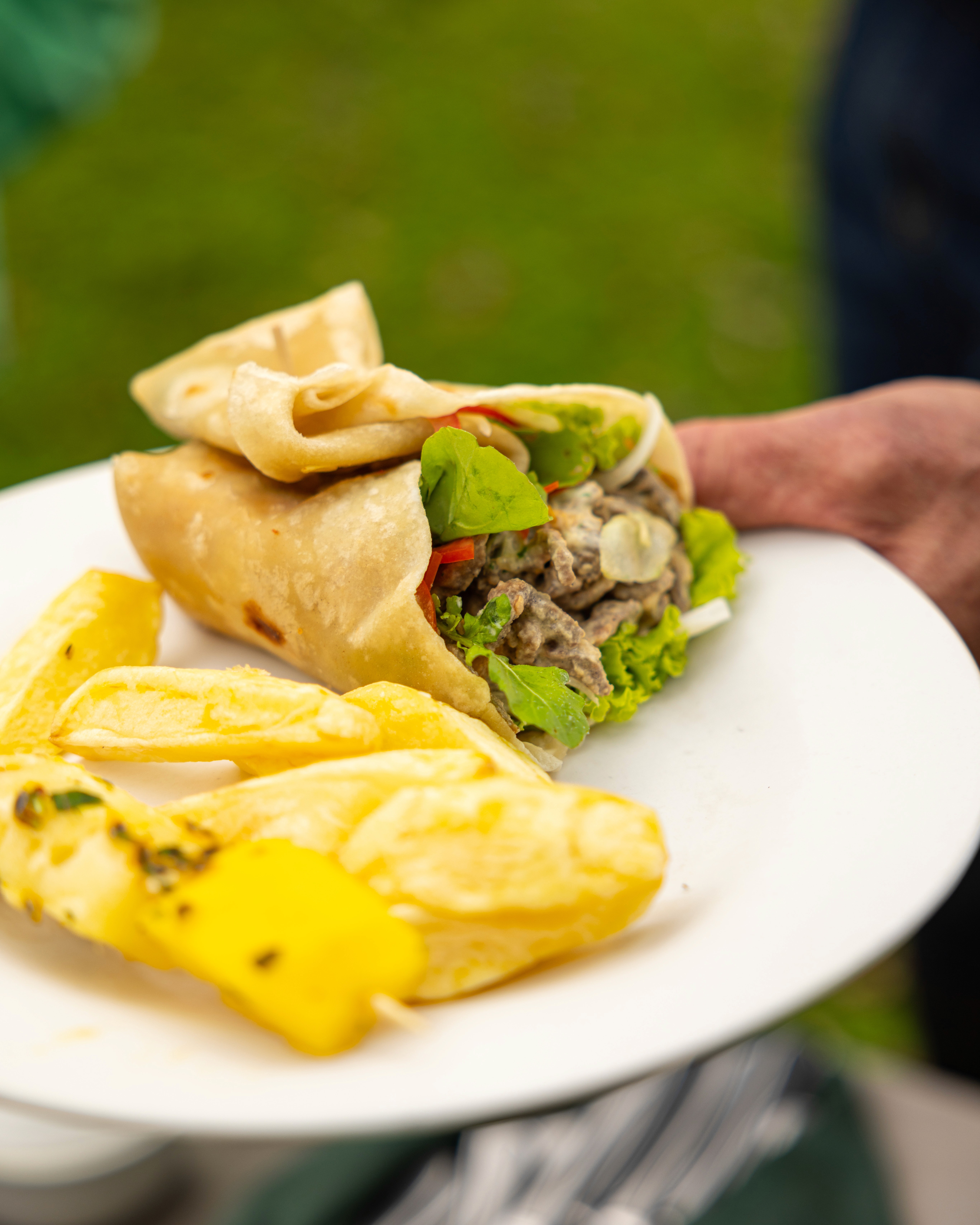 Kilimanjaro Elephant Ride, Arusha, Tanzania. En kvinna sitter och läser utanför ett tält uppsatt i vildmarken.