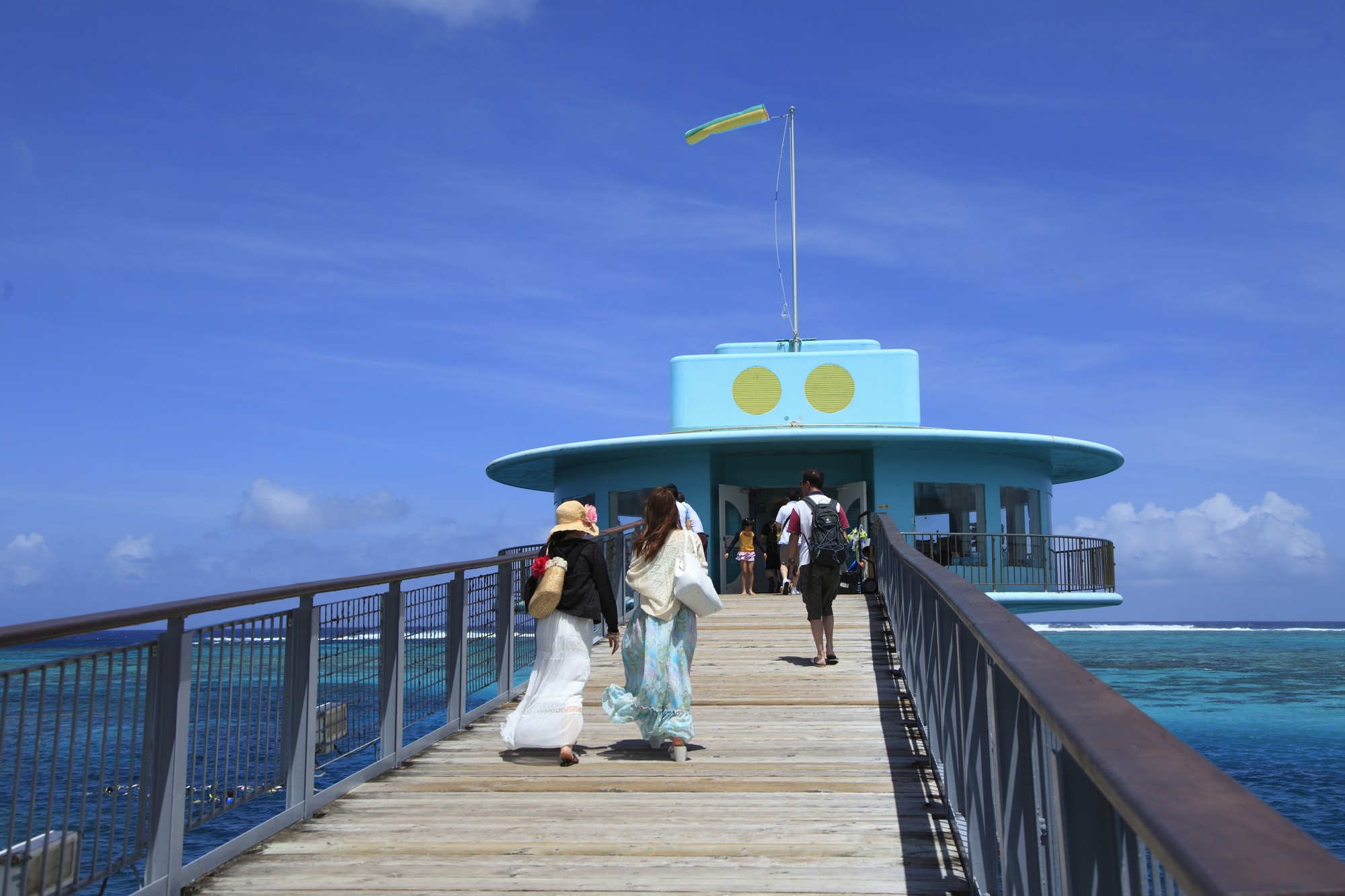 photography of dam during daytime