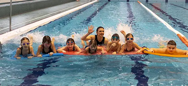 deti hrajici si v bazenu