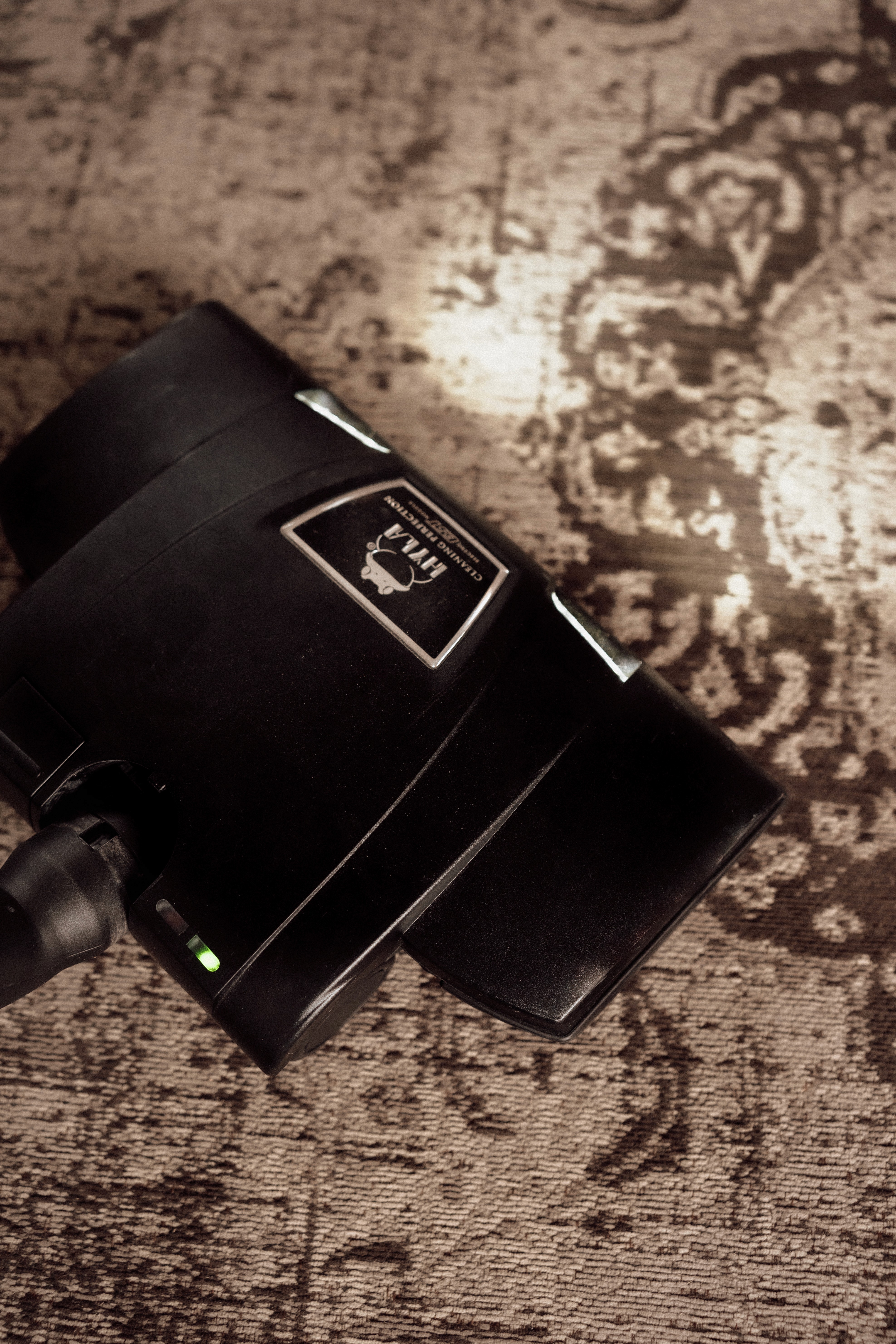 eine Frau, die mit dem HYLA eine Polsterreinigung durchführt