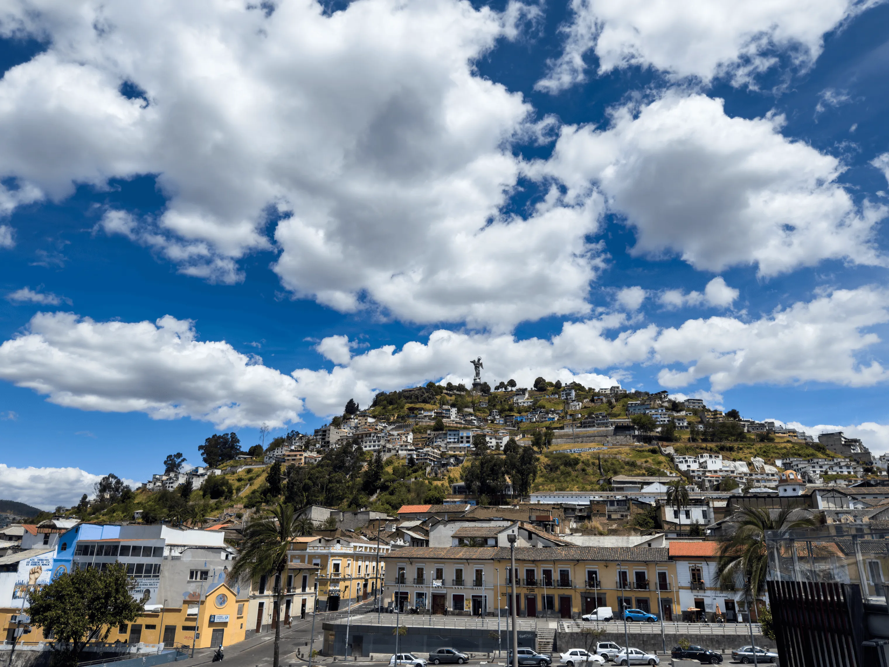 Colline au centre d'une ville en Equateur