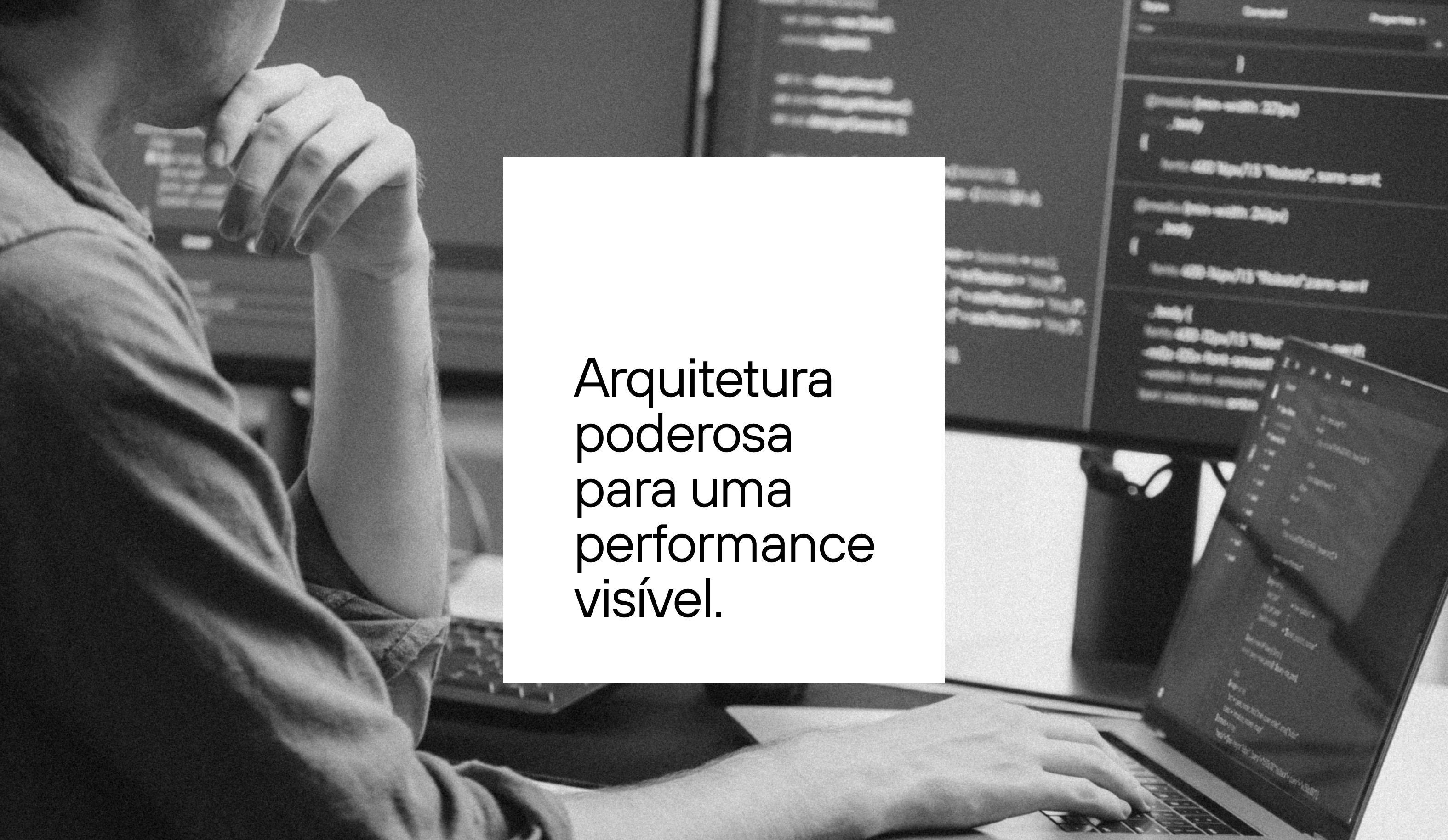 pessoa em frente a vários monitores de computdor e laptop. texto na imagem: arquitetura poderosa para uma performance visível