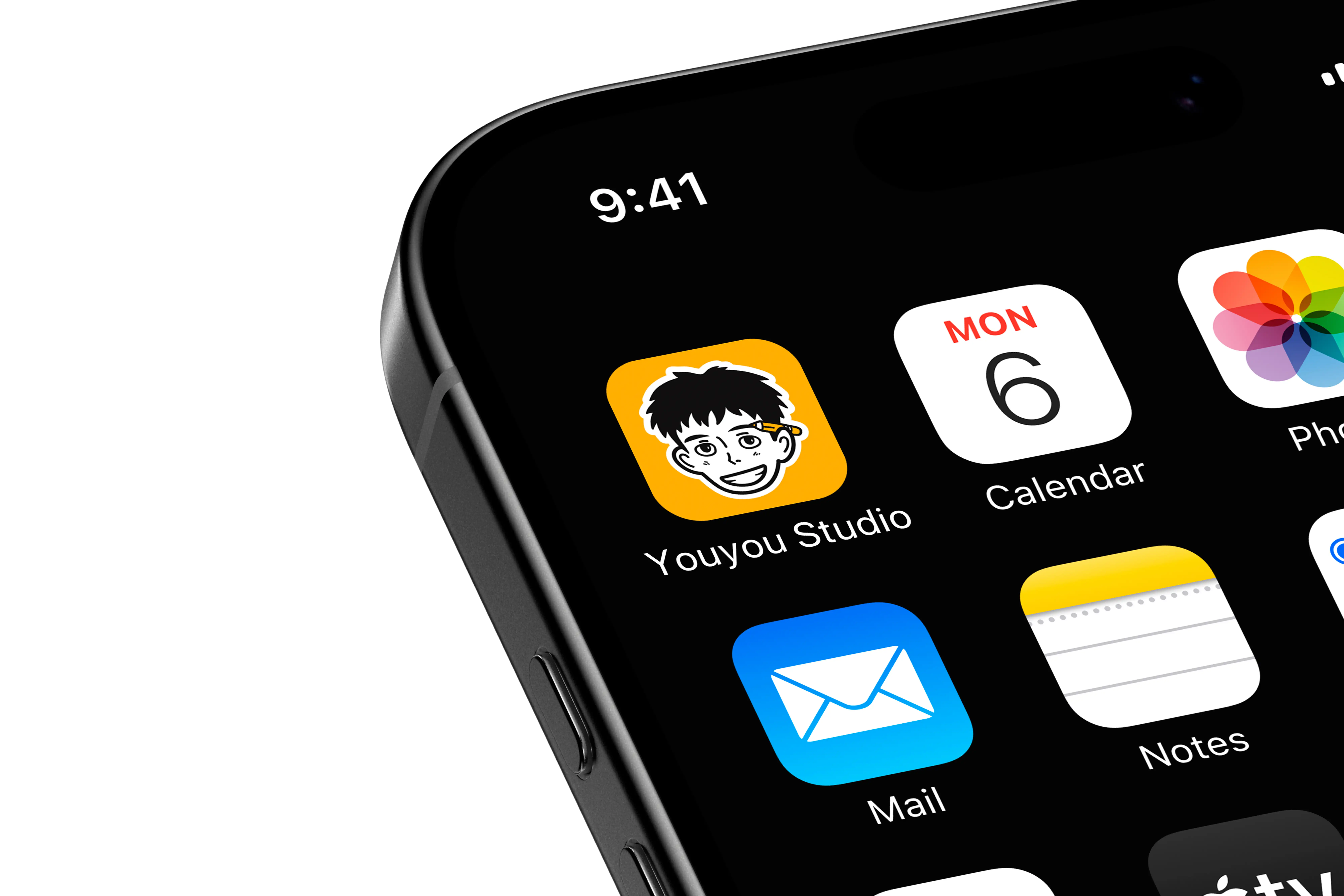 Mockup iPhone affichant l'icône d'application Youyou Studio avec la mascotte sur fond jaune parmi d'autres apps