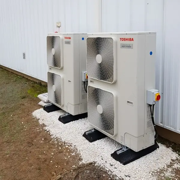 4 pompes à chaleur air-eau de chez Toshiba contre le mur d'un entrepôt à Nancy