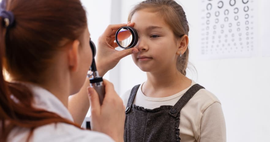 Офтальмолог перевіряє зір у дитини
