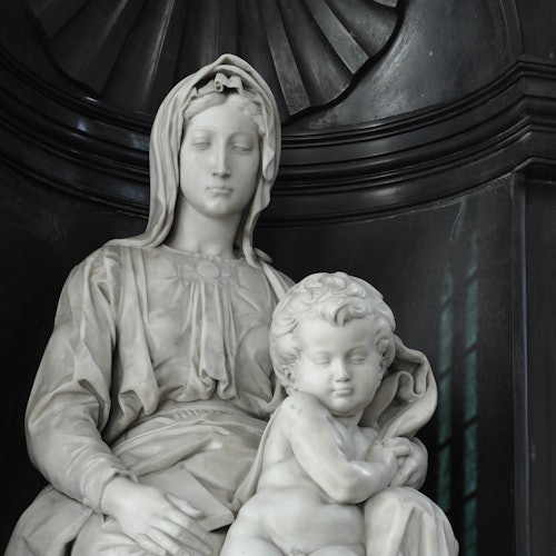 Michelangelo 'Madonna a gyermekkel' című alkotása a Miasszonyunk templomában