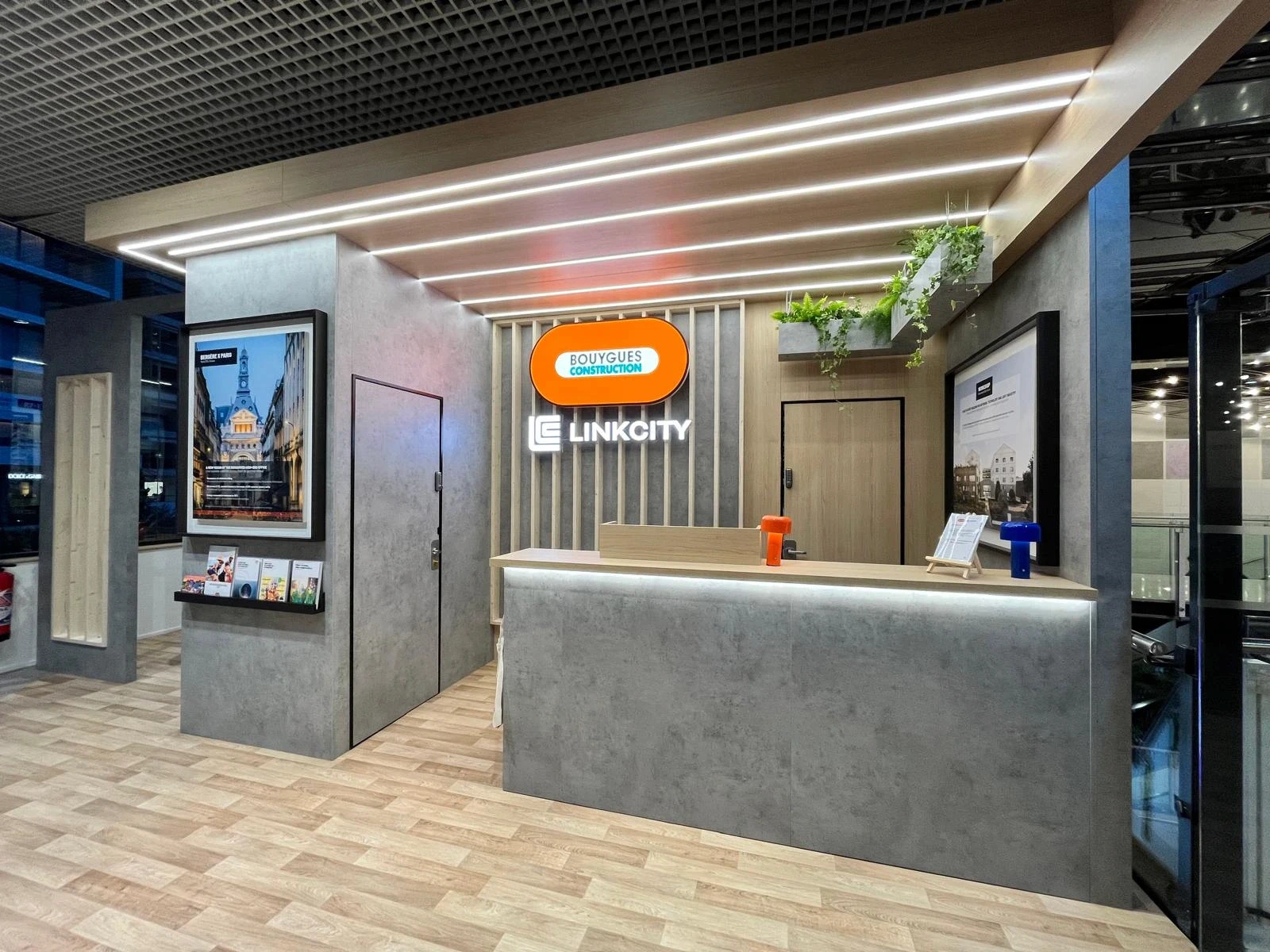Stand Bouygues Construction & Linkcity conçu et réalisé par Expace au MIPIM Cannes 2026 – espace sur-mesure sur la Croisette avec accueil signature, lounge, écrans projets immobiliers et terrasse végétalisée.