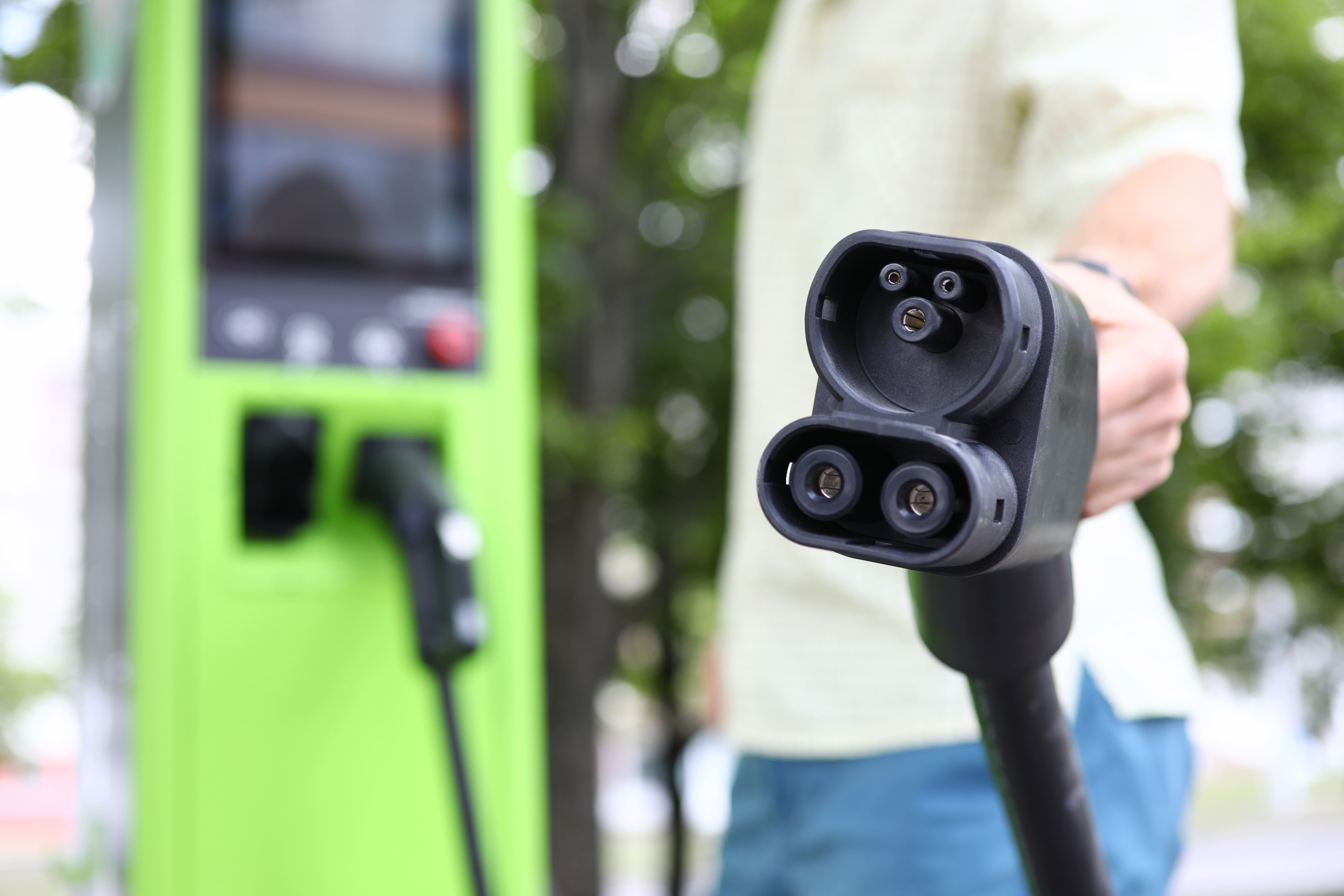 Energy-efficient charging solutions for zero-emission transportation