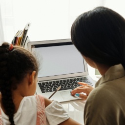 mãe e filha estudando em casa