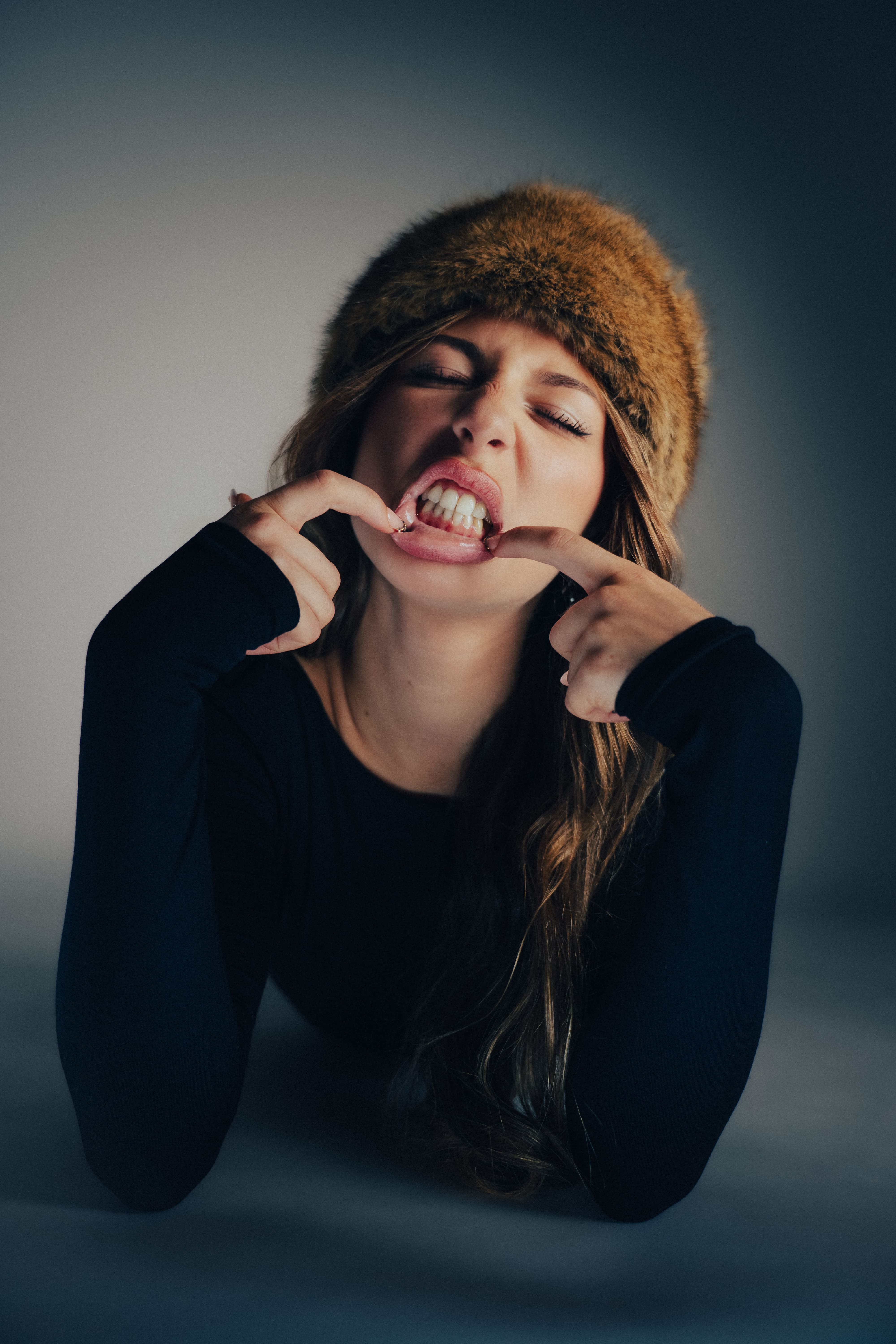 Shooting photo éditorial en studio réalisé par le photographe Robin Masson à Paris, portrait d’une femme dans une ambiance mode
