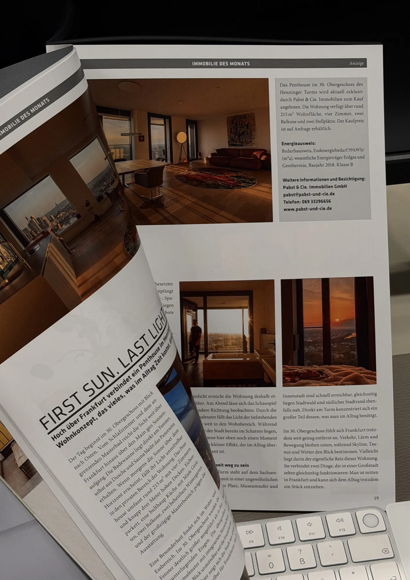 CUBE Magazin: Wohnbereich und Badezimmer des Penthouse im Henninger Turm Frankfurt mit Blick über die Stadt