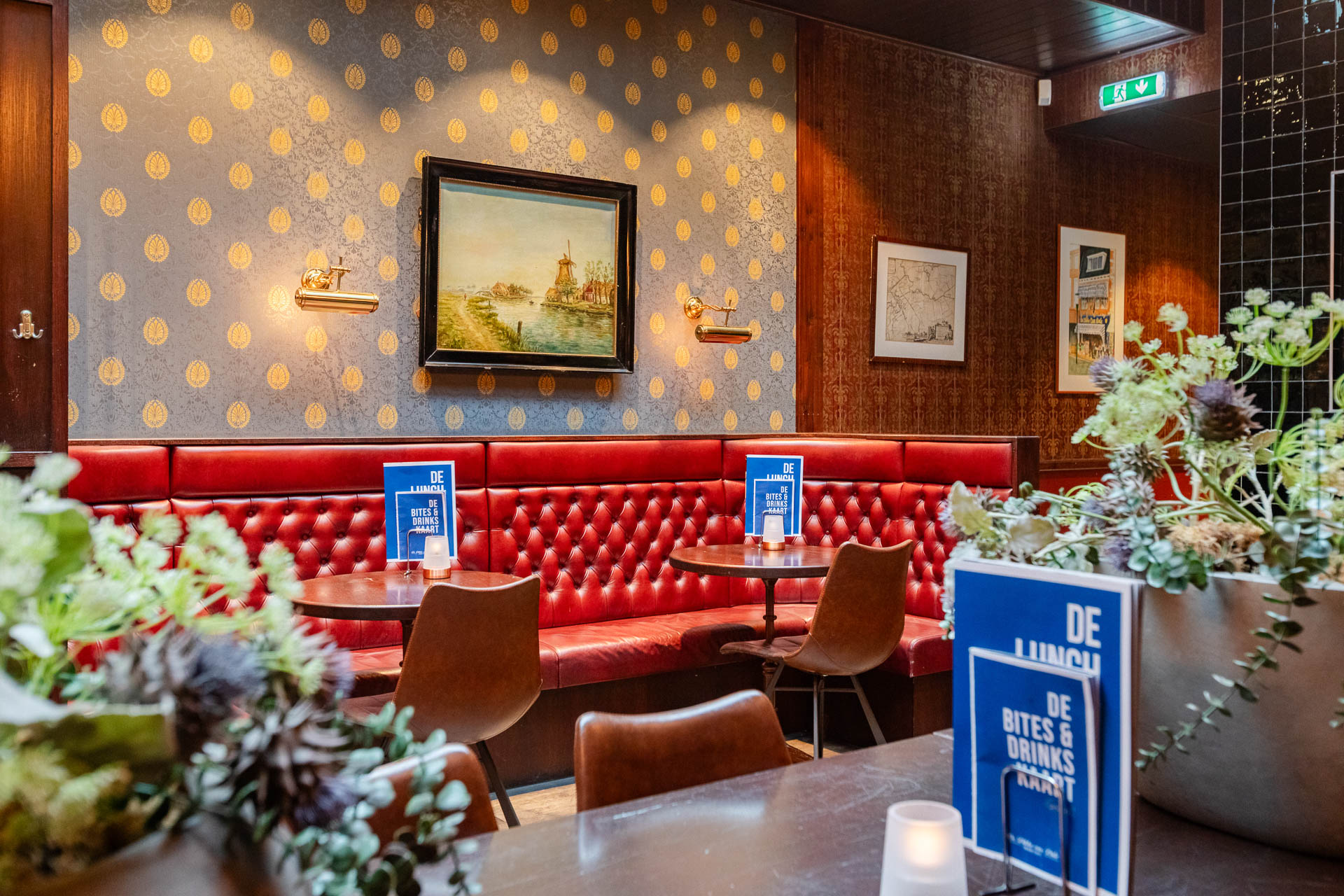 Foto van het interieur met planten en gezellige belichting