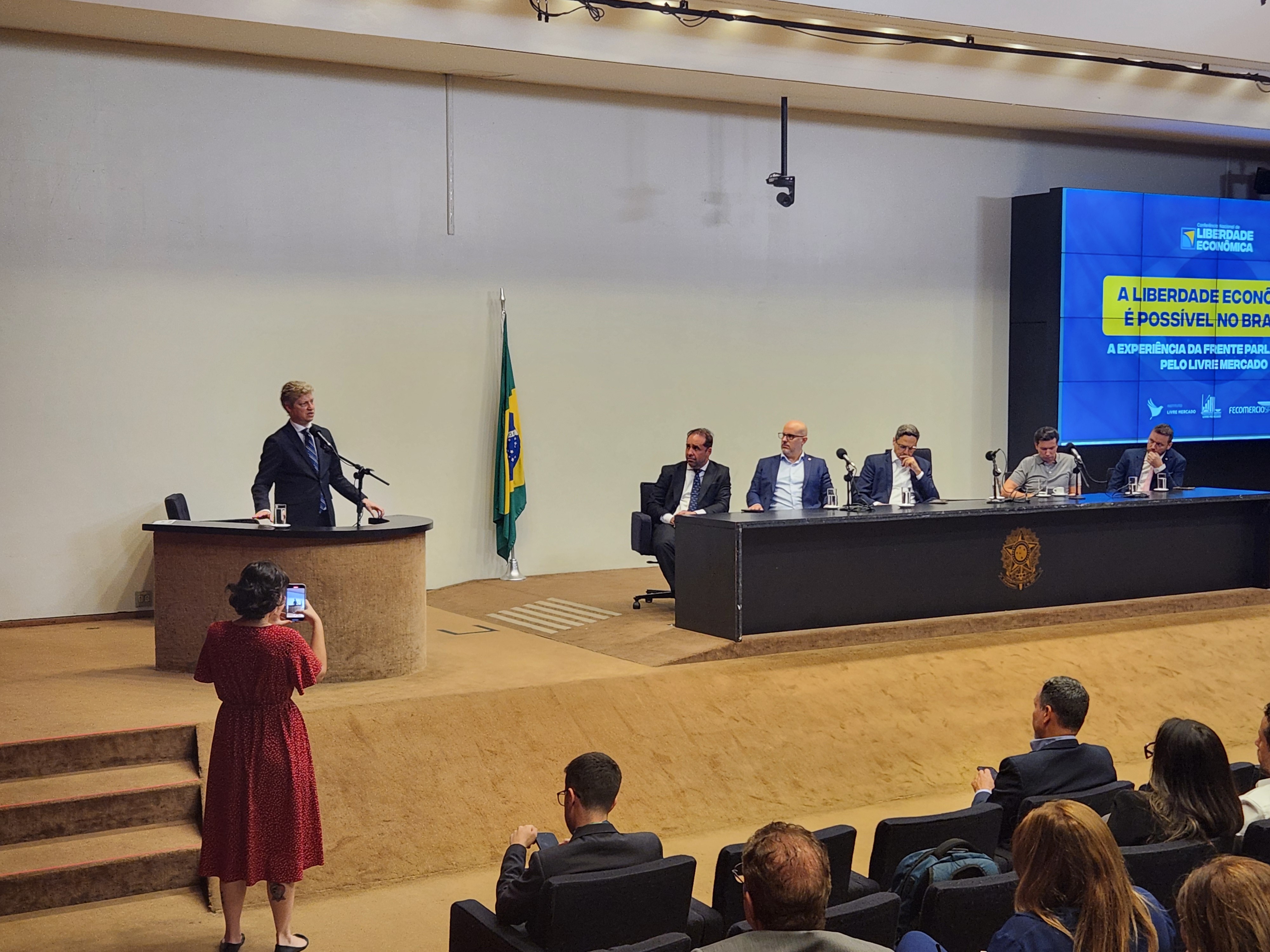 Foto de Marcel Van Hattem na Conferência Nacional de Liberdade