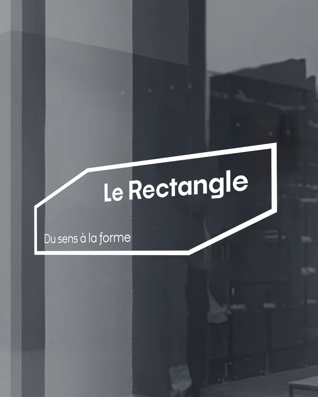 Mockup vitrine Le Rectangle — logo en vinyle blanc appliqué sur vitrine, déclinaison signalétique de l'identité visuelle studio branding culturel, Tartelette Concept graphiste Toulouse