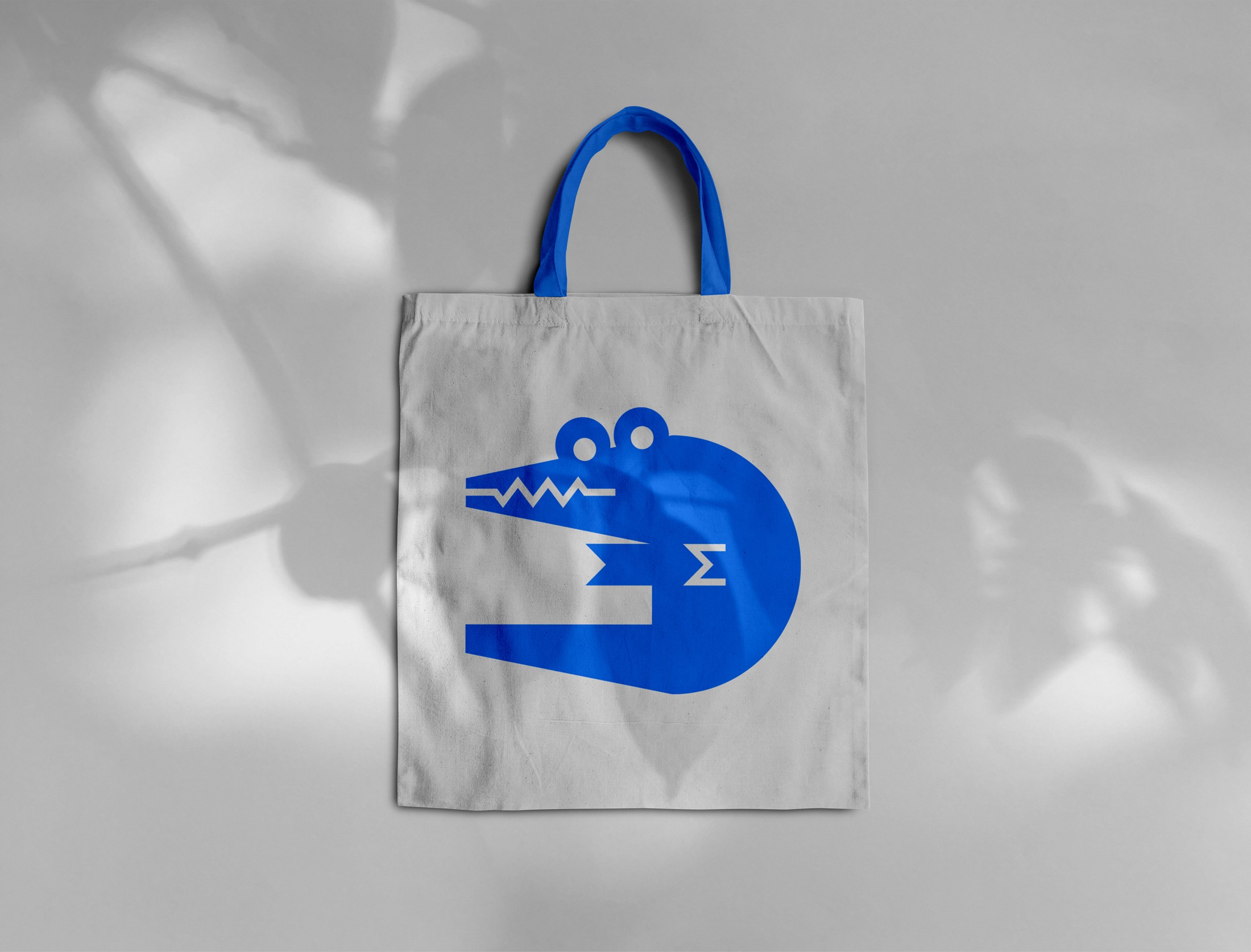 blue tote bag with a cocodrile