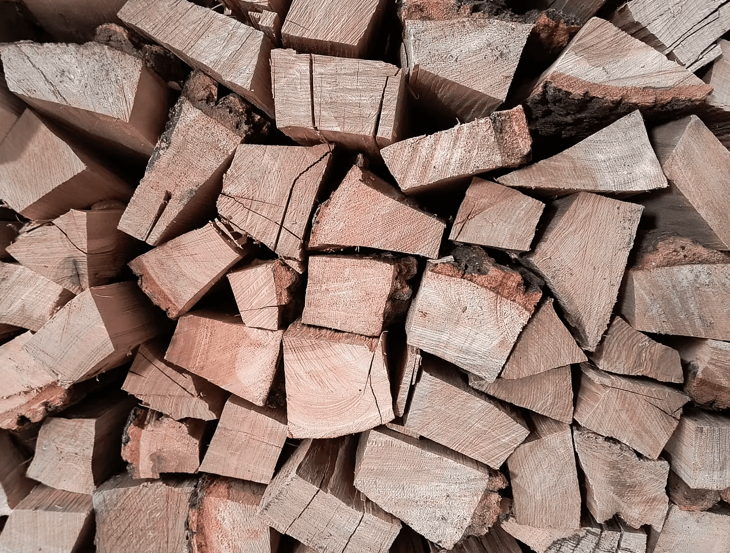 Naskládané tvrdé palivové dřevo