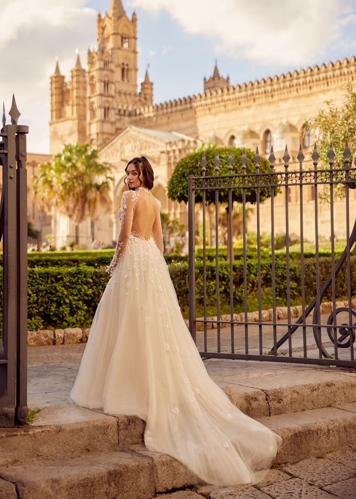 Anmutiges Brautkleid mit fließenden Ärmeln