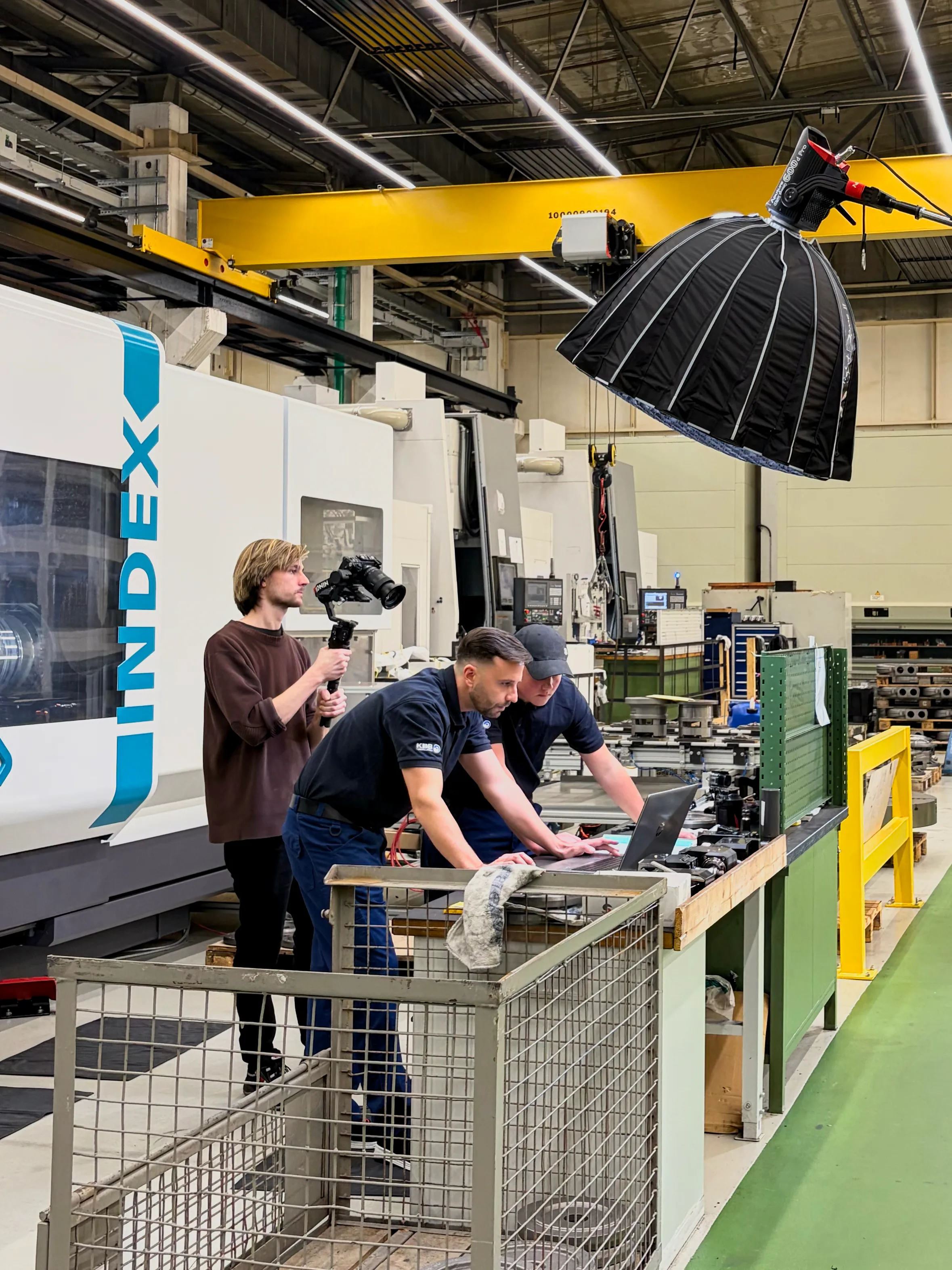 Kameramann filmt in einer Industriehalle in Dresden