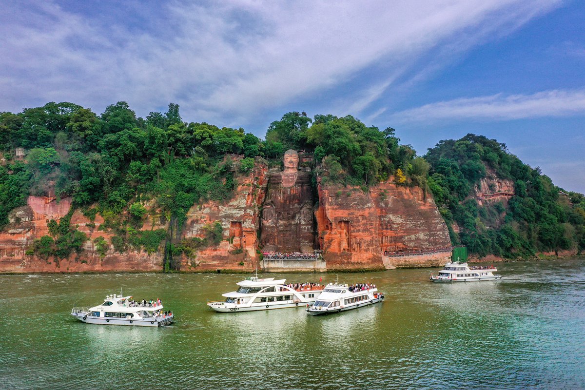 How to Visit the Leshan Giant Buddha: Boat Tour vs. Hiking (2026)