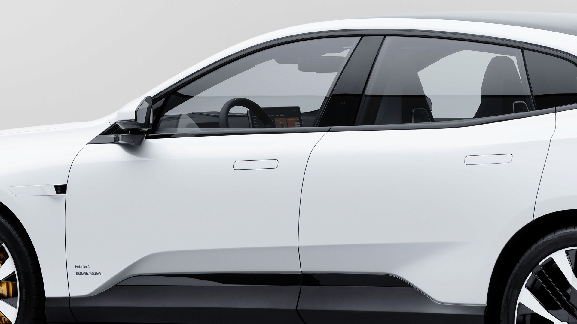 Profil latéral de la Polestar 4 blanche avec poignées affleurantes et design épuré