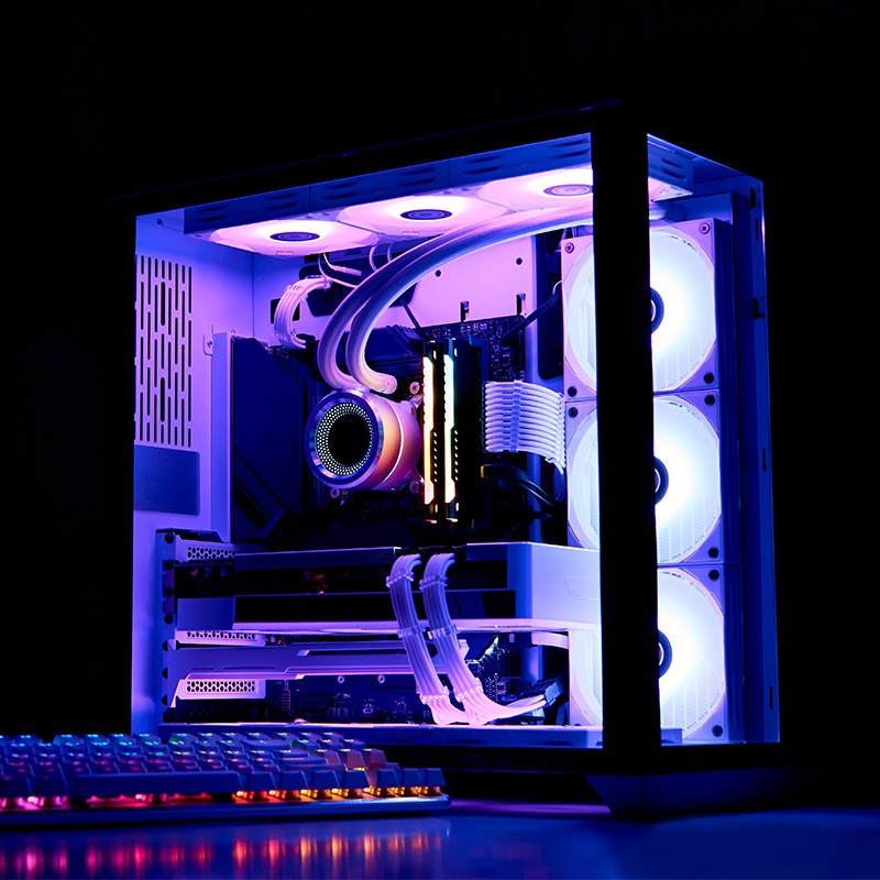 Gabinete gamer transparente com iluminação RGB, reforçando a possibilidade de conquistar equipamentos de ponta com o consórcio digital Klubi.