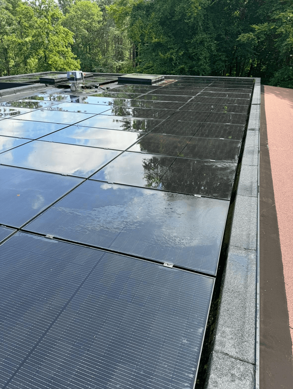Zonnepanelen met vervuiling en verminderde lichtopname