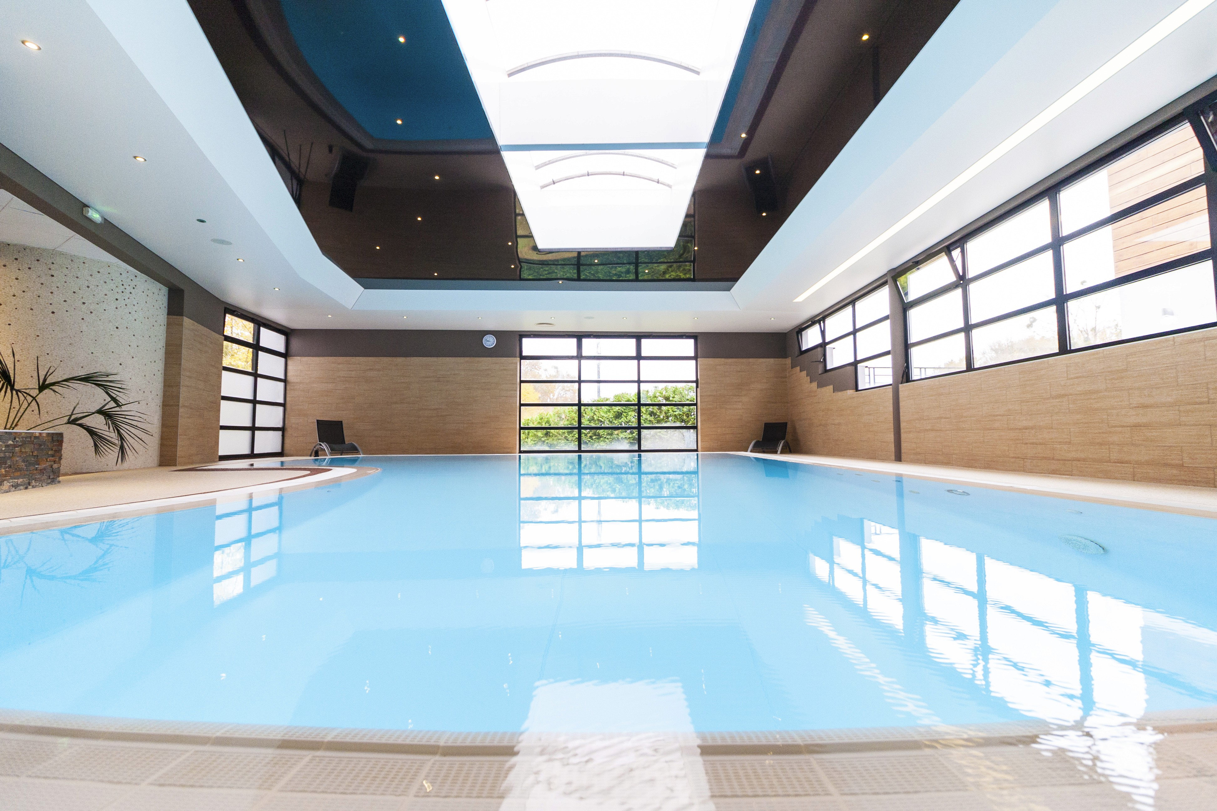 Piscine intérieure de l’Hôtel & Spa Les Alizés avec sauna et hammam, idéale pour se détendre après un séminaire