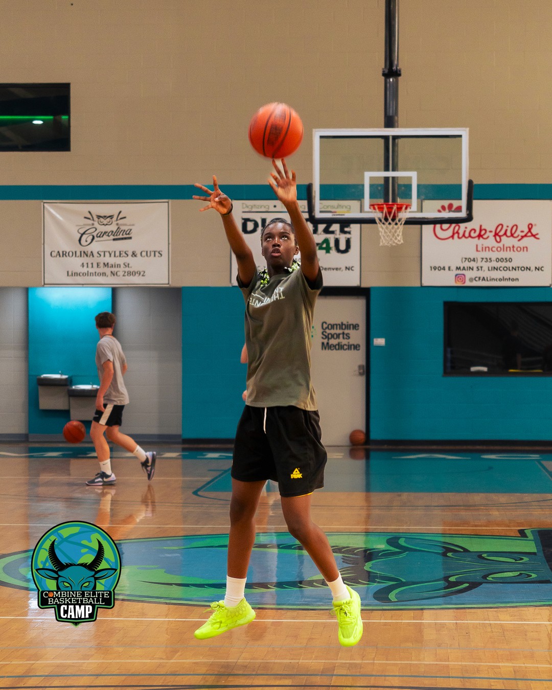 Jeune basketteuse en pleine action de tir au panier lors d’un camp d’entraînement.