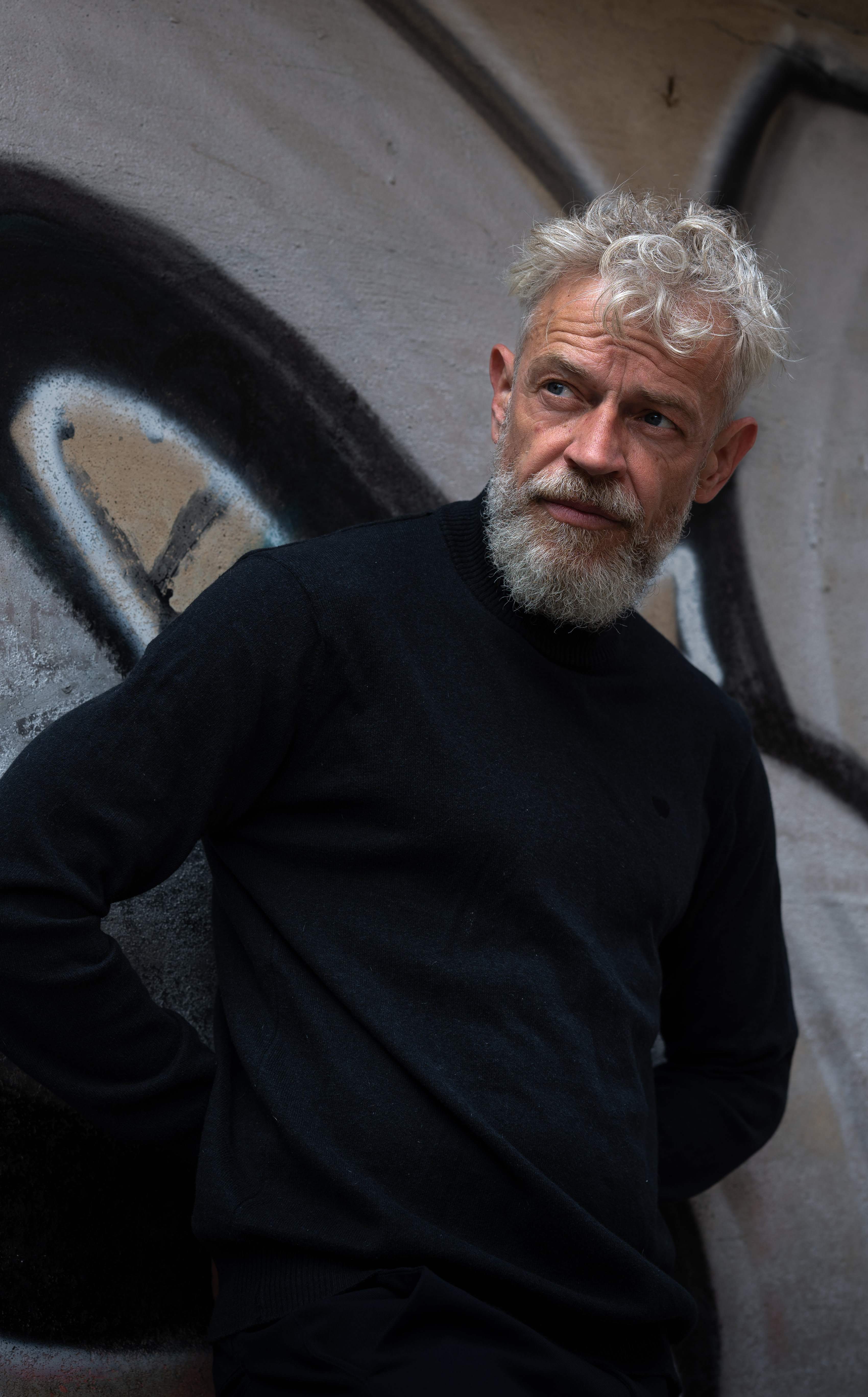 Best Asia Model, Oberkörper seitlich mit grauem Haar und Bart