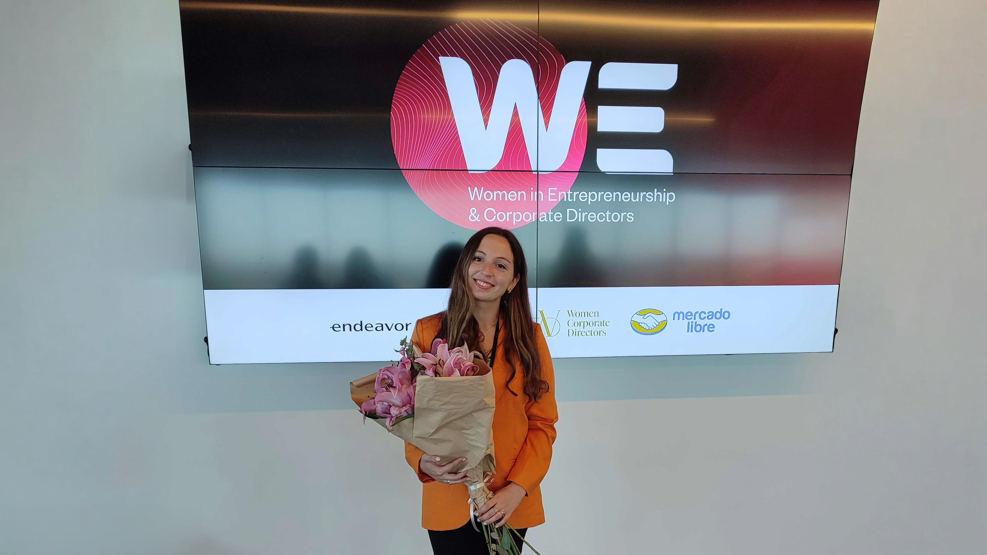 Julieta Luz Porta holding flowers at an event.