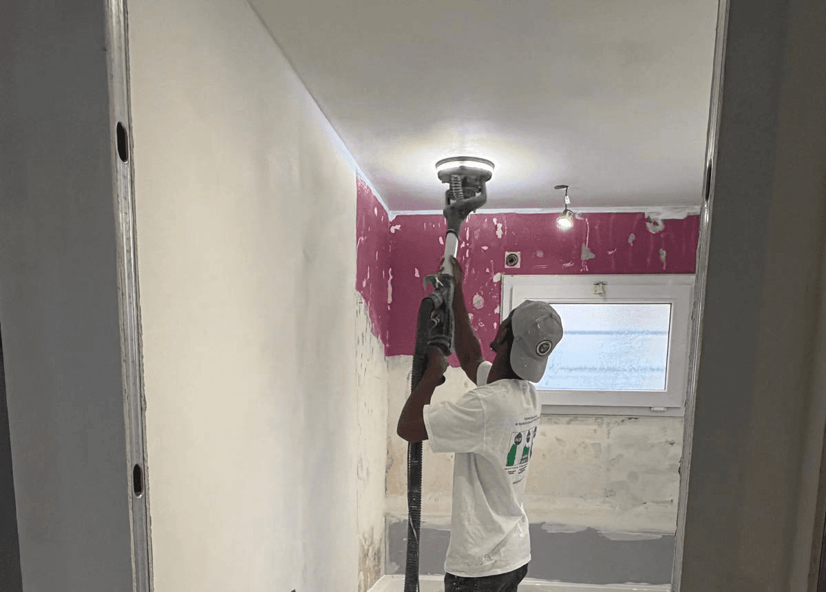 Ponçage d'un plafond d'un appartement à Valbonne