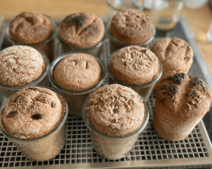 Sauerteigbrot in Gläsern