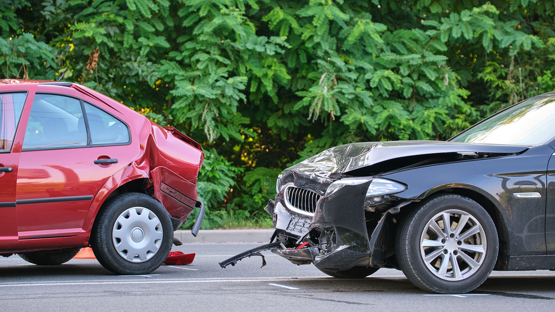 Zwei Autos ein Unfal ein Roter und ein Schwarzer Wagen