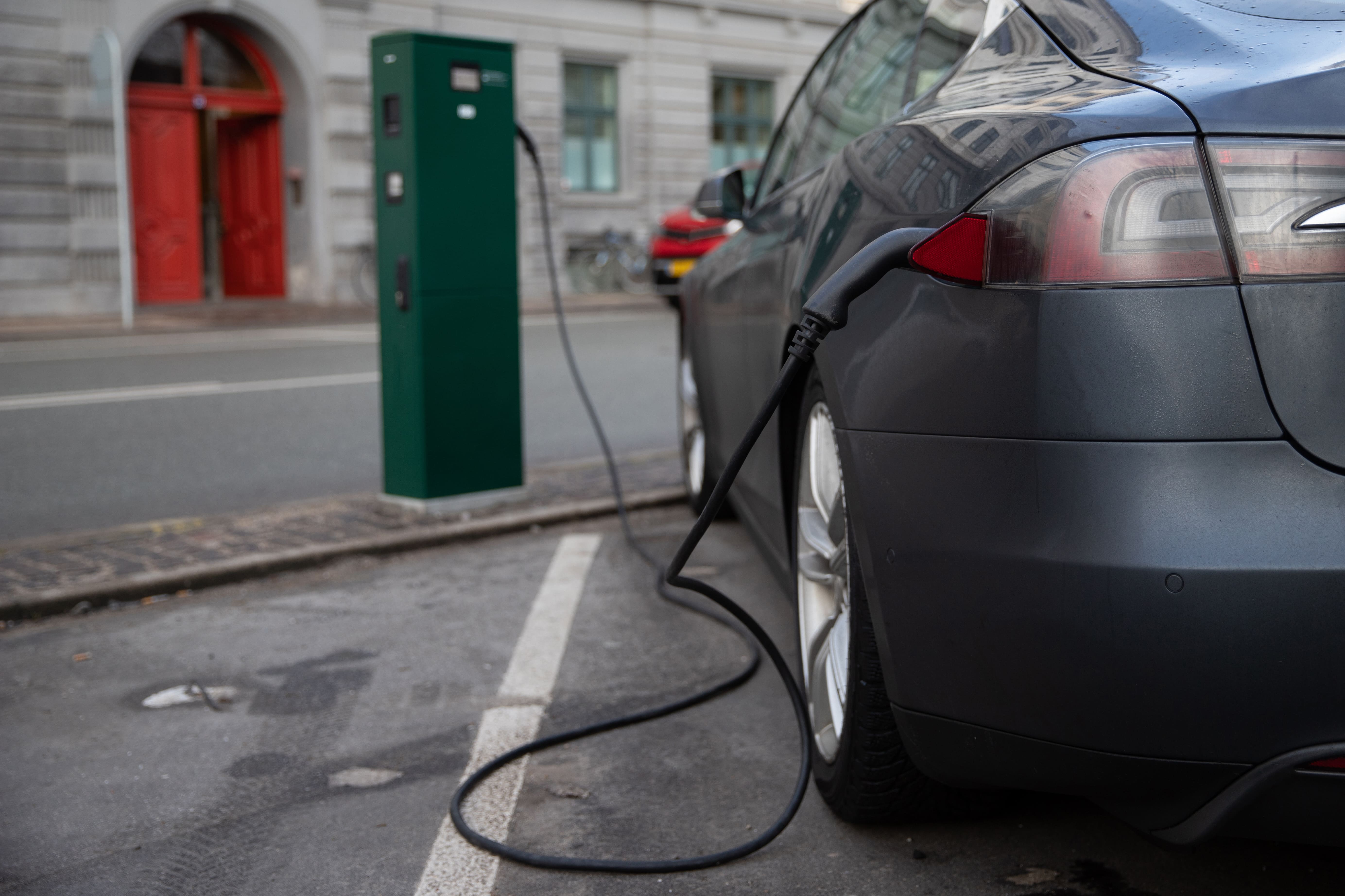 auto-elettrica-in-carica-alla-colonnina-pubblica