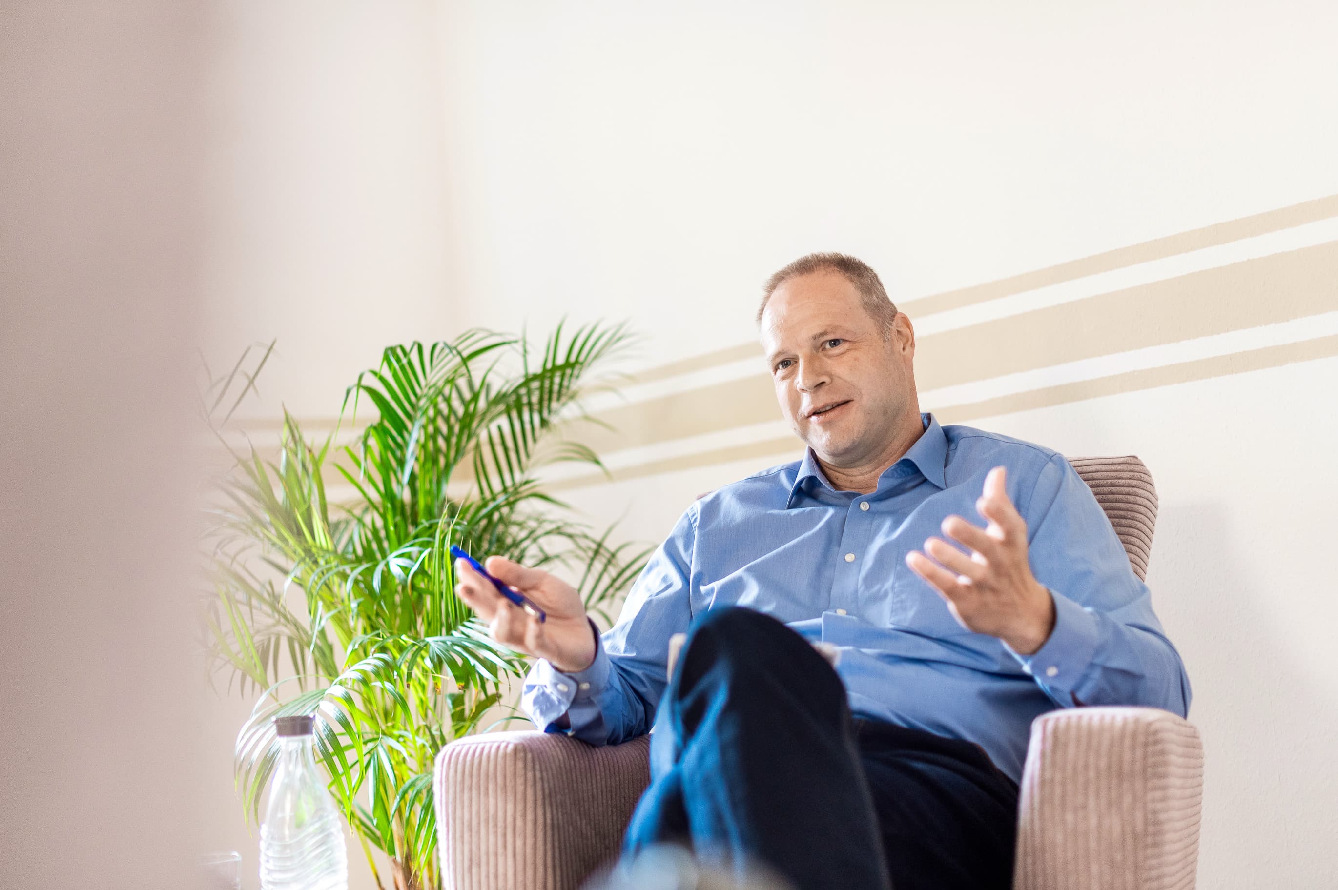 ein bild von einer person in einem sessel, die person erklärt etwas