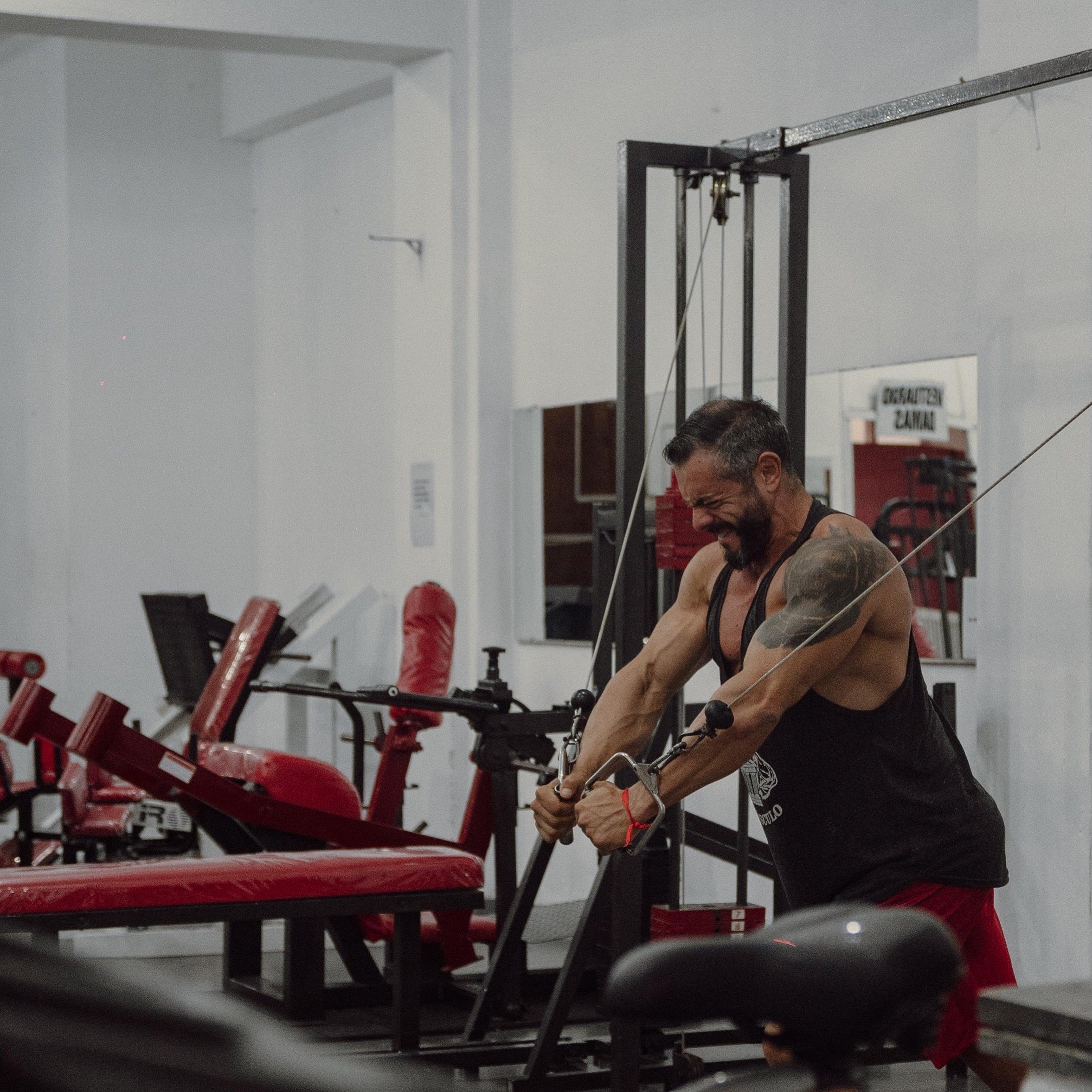 Hombre entrenando - El Templo del Músculo