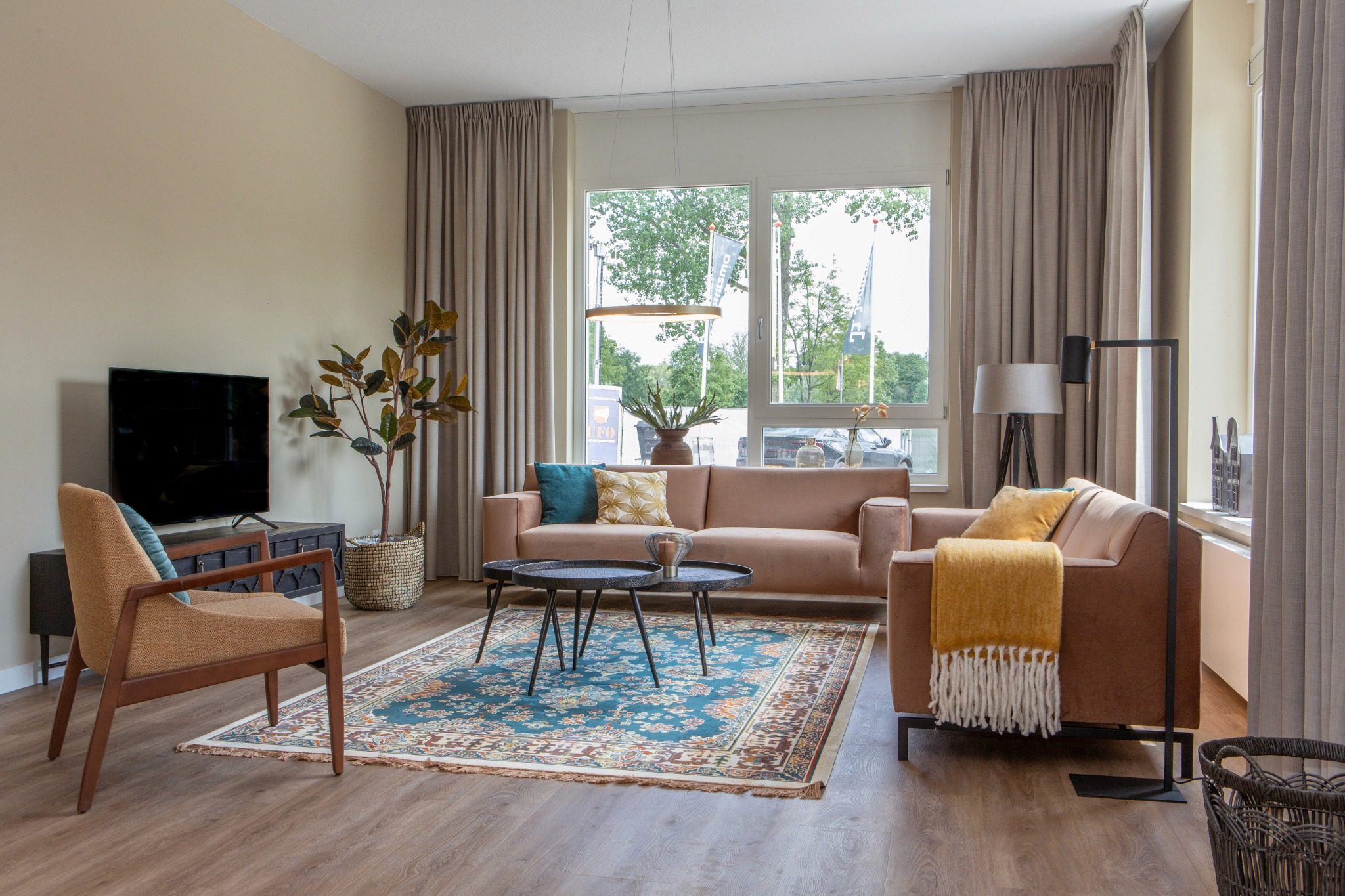 zithoek woonkamer met cognac kleurige banken en geel met blauwe styling, vintage stijl