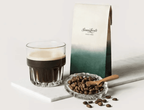 Simon Levelt koffie in een glas en koffiebonen.